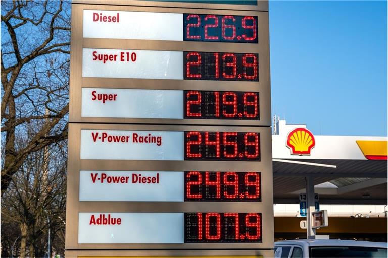 Warum Diesel aktuell teurer als Benzin ist, liegt an geopolitischen Spannungen, Heizöl-Nachfrage und CO2-Bepreisung. Erfahren Sie die Hintergründe.