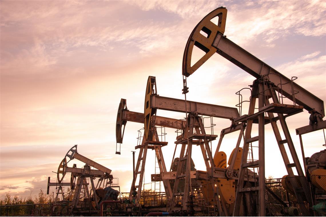 Warum fällt der Ölpreis? - OPEC-Strategie & Folgen im Fokus Warum fällt der Ölpreis? Hintergründe zu OPEC-Entscheidungen, Fördermengen und möglichen Auswirkungen auf Wirtschaft und Verbraucher.