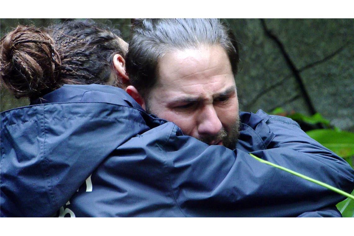 Sam Dylan fliegt aus dem RTL-Dschungelcamp Warum haben so wenige Zuschauer für ihn angerufen? Lilly Becker gibt sich Mühe, den zweifelnden Maurice Dziwak zu trösten.