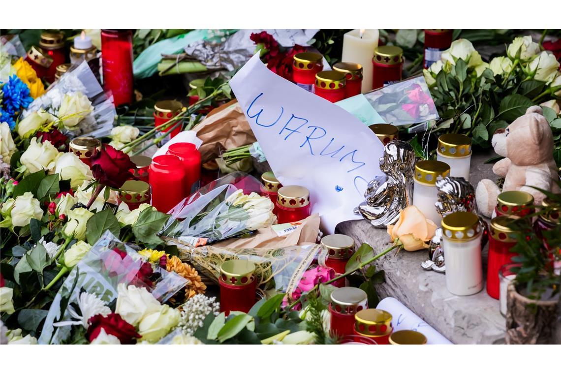Weihnachtsmarkt-Attacke in Magdeburg - Was wir wissen "Warum?" steht auf einem Zettel an einem Gedenkort für die Toten und Verletzten der Attacke.