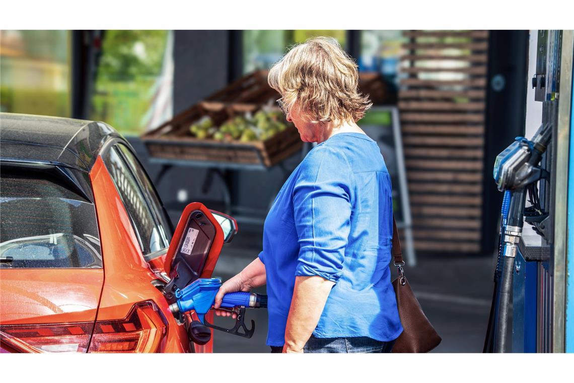 Was ändert sich im Mai? Für Millionen Beschäftigte gibt es mehr Geld und für Autofahrer kommt eine Entlastung an der Tanksäule (Symbolfoto).