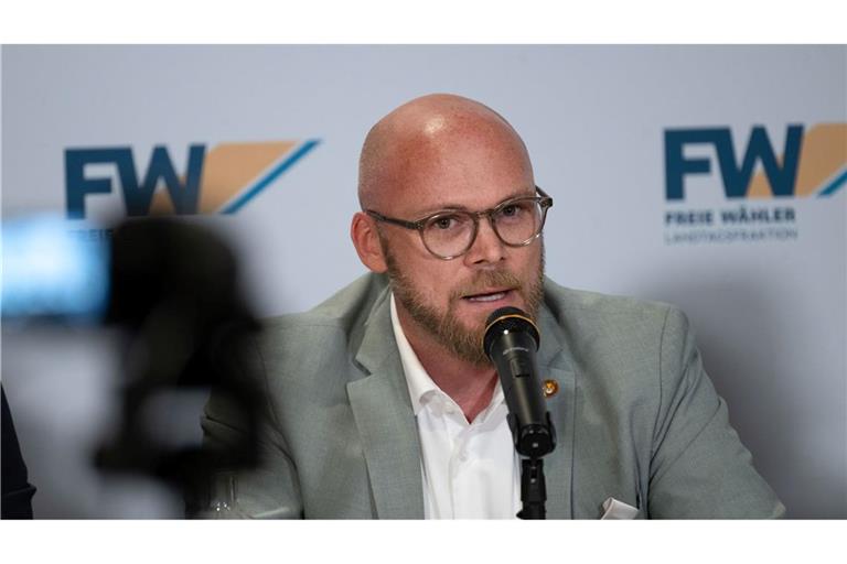 Was am Stammtisch kriminell sei, müsse auch im Netz sanktioniert werden können, sagt Bayerns Digitalminister Fabian Mehring. (Archivbild)