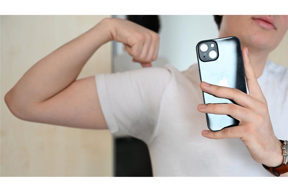 Was auf Tiktok als sexy gilt, ist ganz unterschiedlich: So können auch normale Aufgaben wie Kochen oder Holz hacken sexualisiert werden. (Symbolbild)