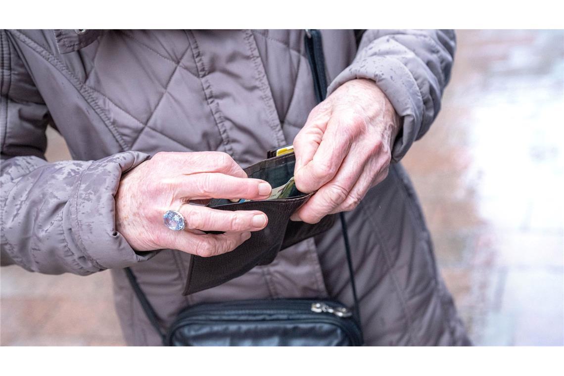Was bleibt im Alter im Portemonnaie? Eine Rentenkommission und bereits vorher angestoßene Reformen sollen für auskömmliche Bezüge und ein bezahlbares System sorgen. (Symbolfoto)