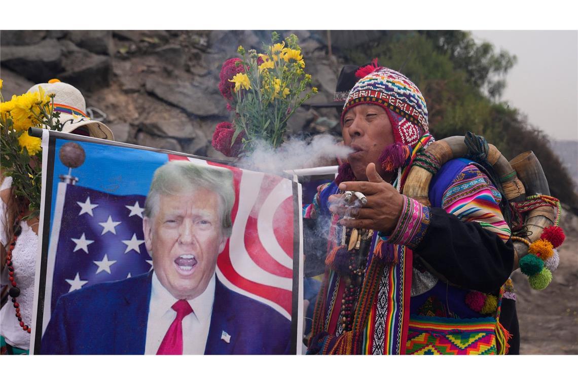 Bilder des Tages Was bringt das neue Jahr mit Trump? Schamane trifft Vorhersage