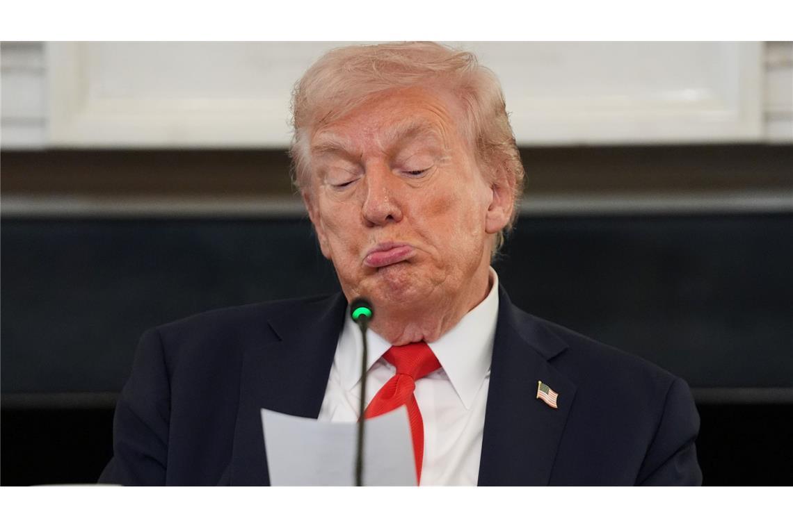 Bilder des Tages Was da wohl drinsteht? - Trump liest Notiz von Rubio im Weißen Haus