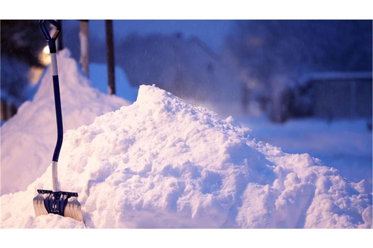 Was die Ski-und Rodelfans freut, ist für Autofahrer ein Graus: Bis in die Täler herrschen in den Deutschen Alpen hochwinterliche Wetterverhältnisse.
