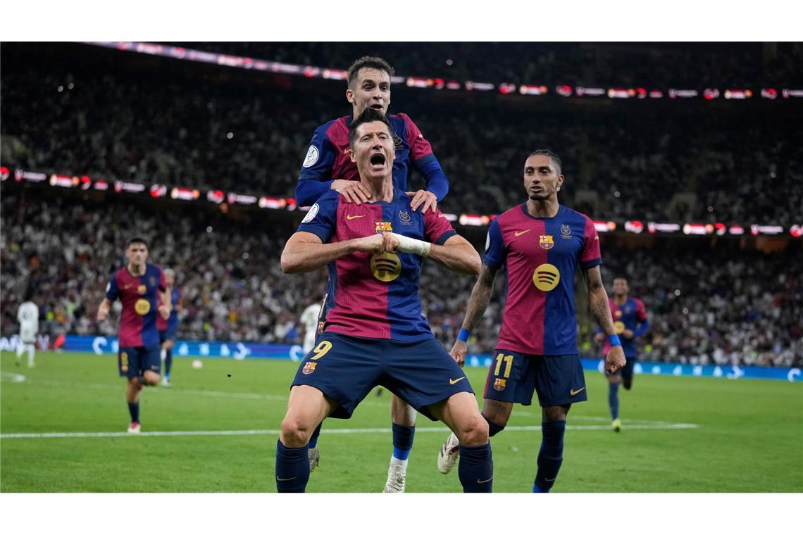 Ter Stegen jubelt mit: Erster Barça-Titel unter Flick Was für ein Auftritt des FC Barcelona gegen Real! Findet auch Robert Lewandowski (v).
