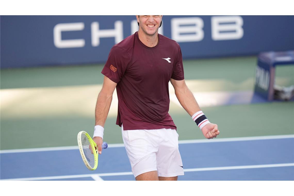 Grandioser Struff erreicht Achtelfinale gegen Djokovic Was für eine Überraschung: Jan-Lennard Struff freut sich über seinen Achtelfinaleinzug.