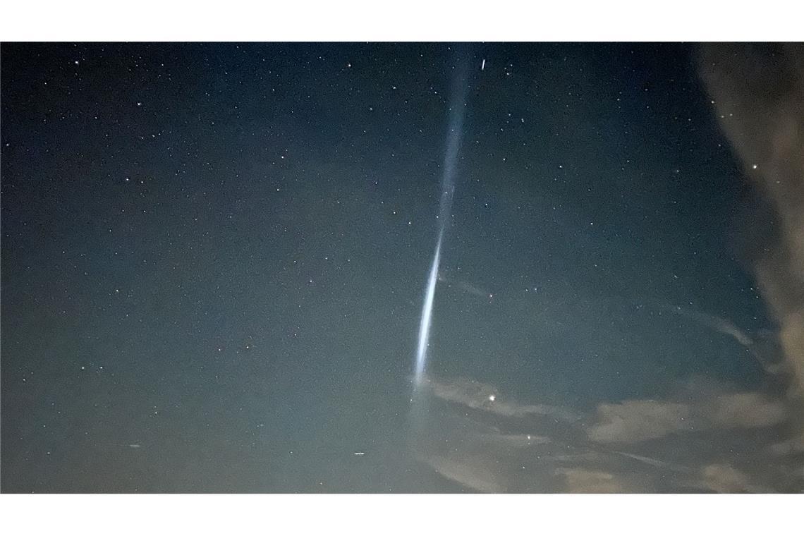 Ungewöhnlich großer Lichtstreifen am Himmel - Rätsel gelöst Was ist denn das? - Treibstofftropfen einer Rakete hinterlassen Lichtstreifen (Foto-Handout)