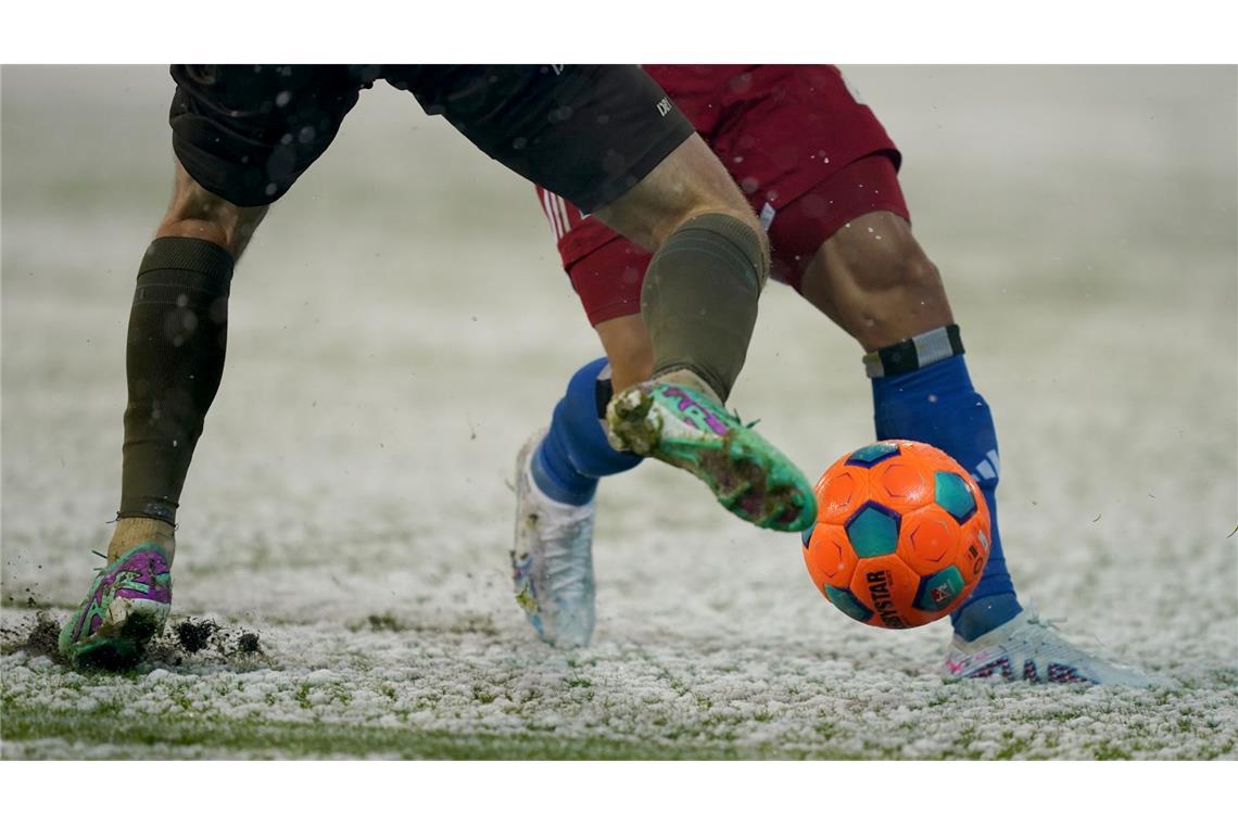 Was ist die richtige Spielkleidung bei Kälte und Schnee? (Archivbild)