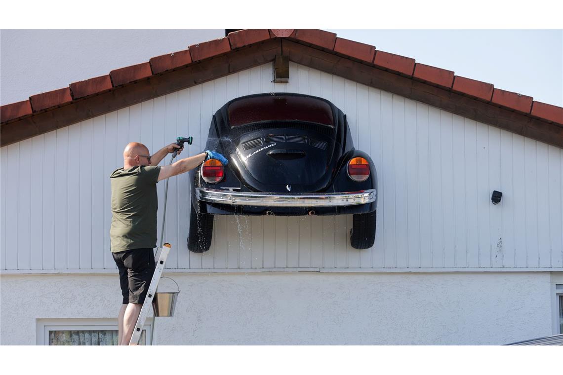 Was man liebt, das putzt man - eine Wäsche für den VW-Käfer.