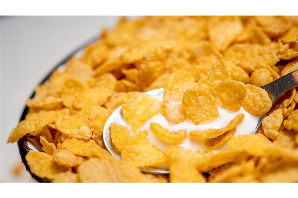 Der US-Arzt John Harvey Kellogg erfindet per Zufall Cornflakes Was Mister Kellogg mit dem zaghaften Zusatz von Malz in seine Flocken begonnen hatte, setzte die gesamte Branche später in teils ausgeprägter Form fort: Die meisten Früchtemüslis, Flocken und Cornflakes enthalten reichlich Zucker.