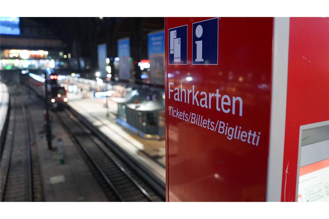 Was passiert in diesem Jahr bei den Fahrpreisen für die Fernzüge? (Archivbild)