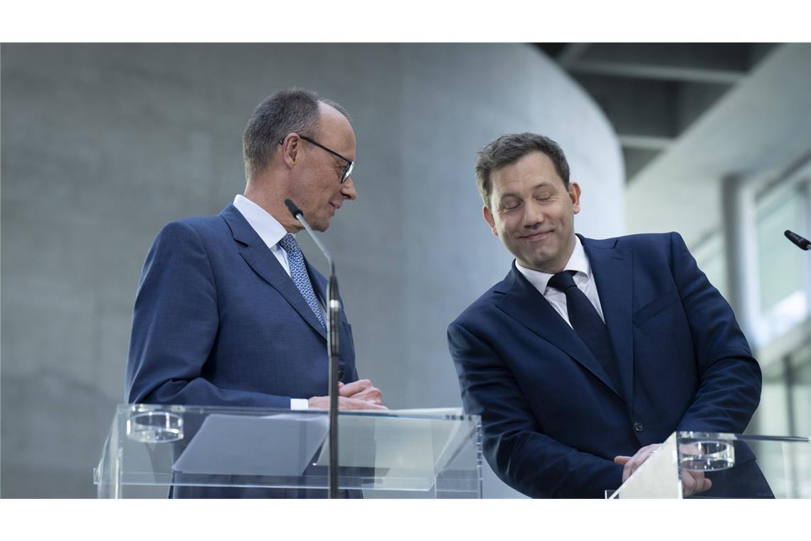 Was planen Kanzler Merz (li.) und sein Vize Klingbeil für den Sommer?