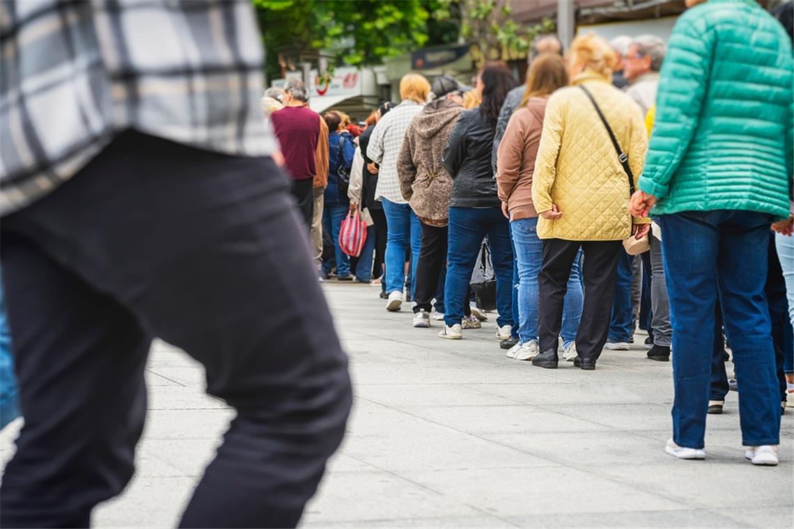 Was tun, wenn sich eine lange Schlange gebildet hat? Was tun, wenn die Warteschlange so lang ist?