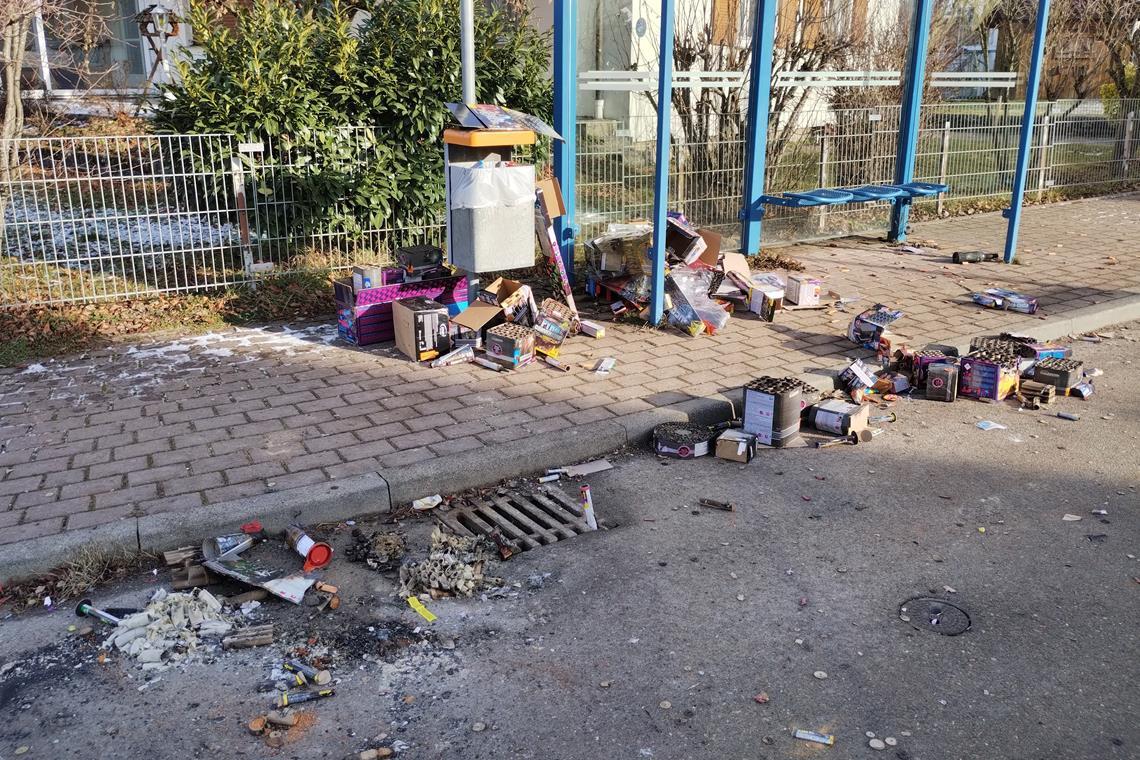Was von der Silvesternacht übrig bleibt, zeigt sich unter anderem in Strümpfelbach. Foto: privat