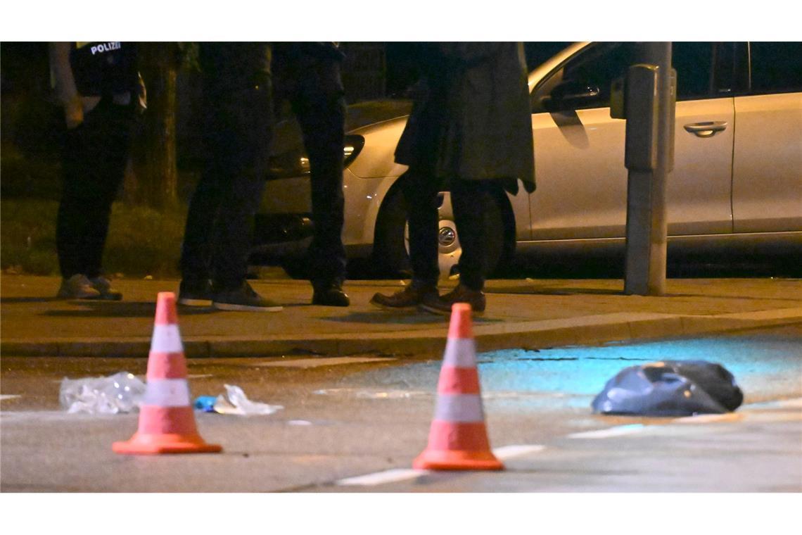 Polizei erschießt Messer-Angreiferin - Suche nach Motiv
