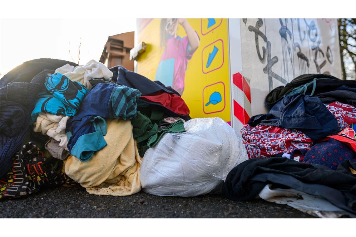 Was wird aus alter Kleidung? Umweltminister Carsten Schneider (SPD) plant neue Regeln. (Symbolbild)