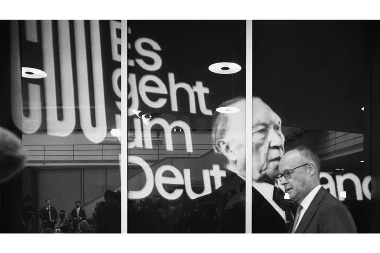 Was wohl Konrad Adenauer zu seinem Nachfolger sagen würde? Bundeskanzler Merz geht am 7. September 2026 im Konrad-Adenauer-Haus in Berlin an einem Porträt des ersten Bundeskanzlers vorbei.