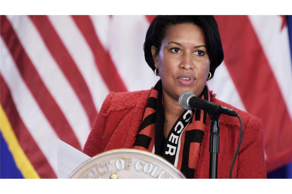 Bauarbeiter entfernen Schriftzug Black Lives Matter in DC Washingtons Bürgermeisterin Bowser ist unter Druck. (Archivbild)