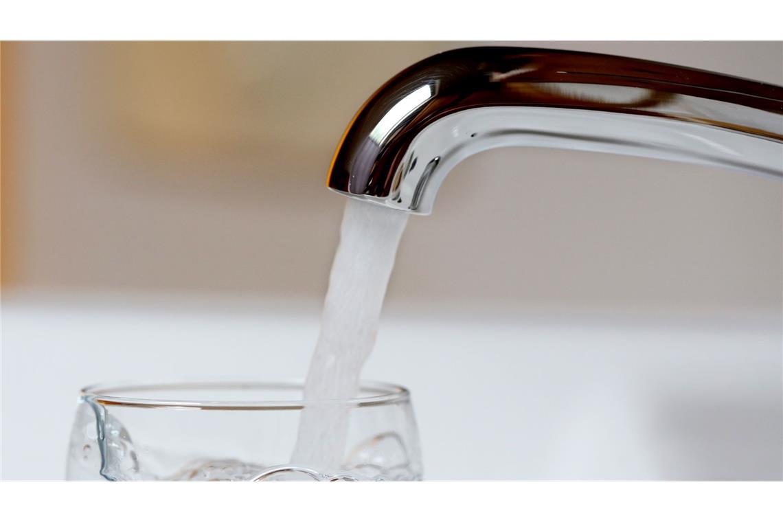 Wie sich die Aufnahme von Mikroplastik vermindern lässt Wasser aus dem Hahn enthält wesentlich weniger Plastikteilchen als solches aus Flaschen. (Archivbild)