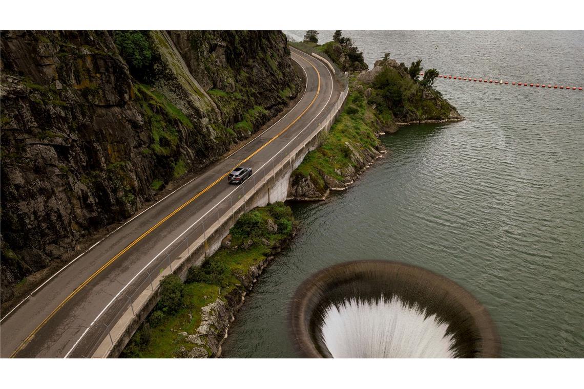 Bilder des Tages Wasser fließt durch den "Glory Hole"-Überlauf am Lake Berryessa in Kalifornien.
