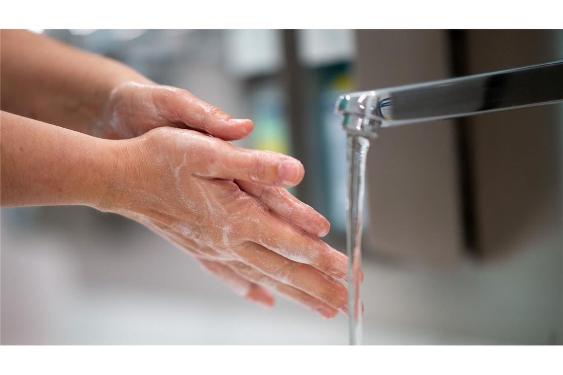 Warum Händewaschen hilft – aber nicht überall möglich ist Wasser und Seife kann viele Viren verhindern. (Symbolfoto)