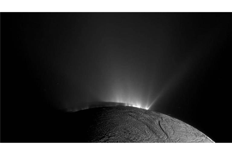 Wassereis spritzt von der Oberfläche des Saturn-Mondes Enceladus ins Weltall.
