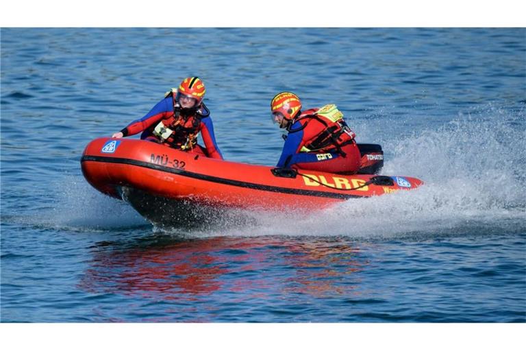 Wasserretter der Deutschen Lebens-Rettungs-Gesellschaft (DLRG) fahren in einem Schnellboot über den Chiemsee.