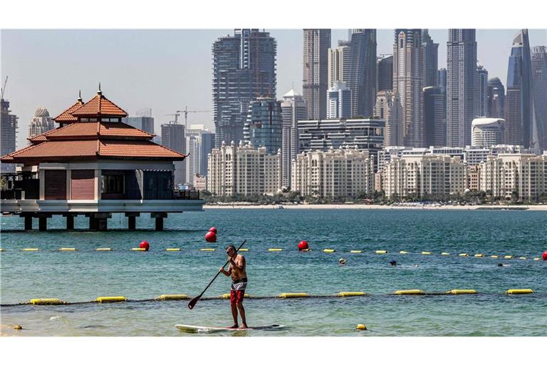 Wassersport vor der Skyline von Dubai im Juni 2026.