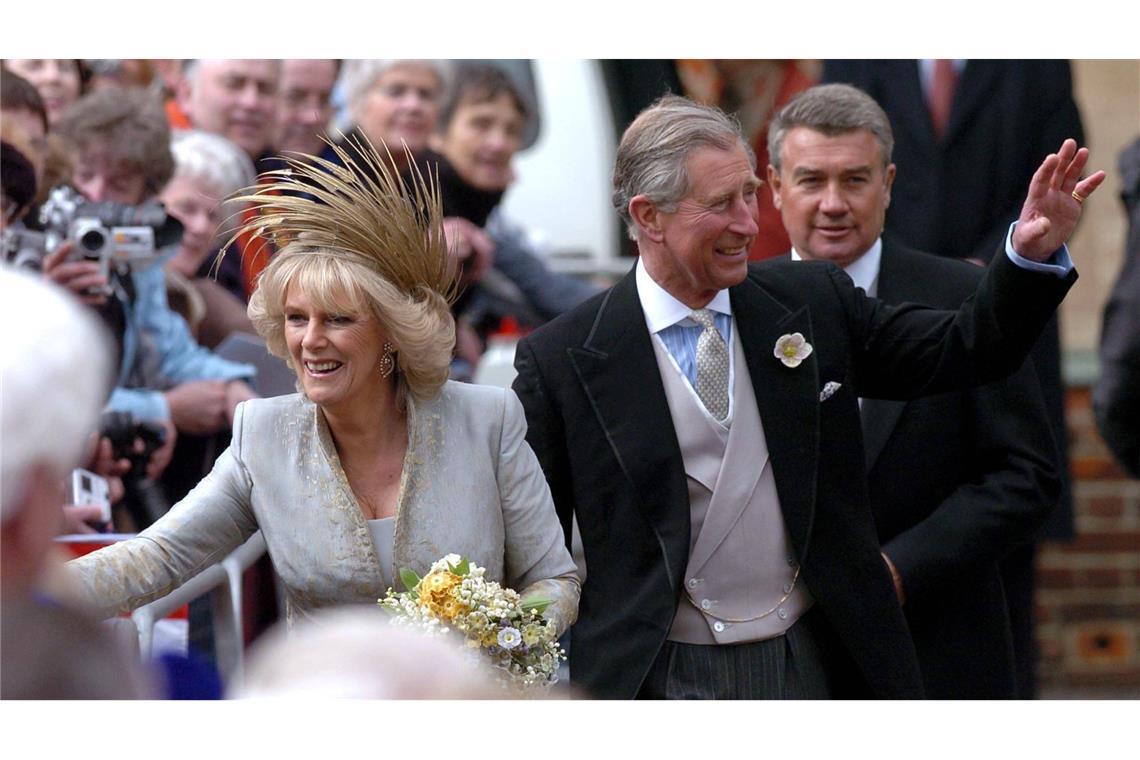 Eine Hochzeit und ein Todesfall Wave! 20.000 Schaulustige kamen, um Prinz Charles und Herzogin Camilla zu ihrer Hochzeit zu beglückwünschen.