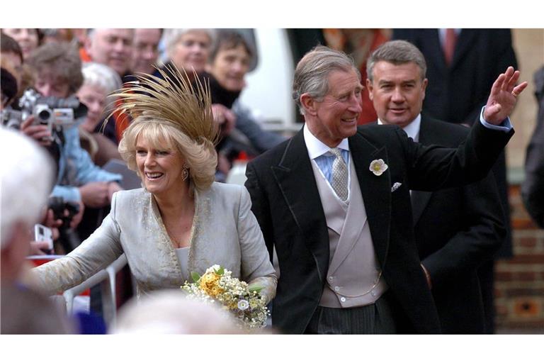 Wave! 20.000 Schaulustige kamen, um Prinz Charles und Herzogin Camilla zu ihrer Hochzeit zu beglückwünschen.