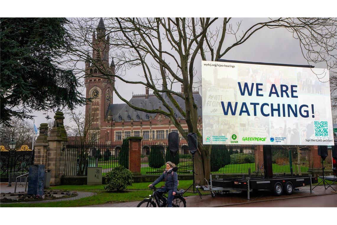 Forderung: UN-Gericht soll Klimaschutz als Recht festlegen "We are Watching!" ist auf einem Plakat vor dem Internationalen Gerichtshof zu lesen: Das höchste UN-Gericht befasst sich mit Klimaschutz.