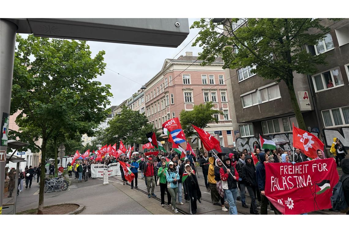 "We love Song Contest and U" steht auf dem Display einer Haltestelle, an der dem die Demonstranten vorbeizogen.