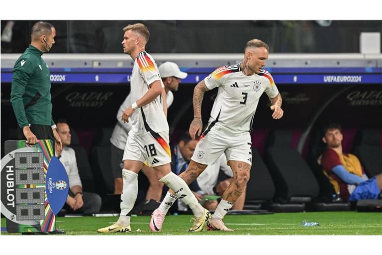 Wechsel auf dem linken Abwehrseite: Maximilian Mittelstädt vom VfB Stuttgart (links) macht Platz für David Raum.