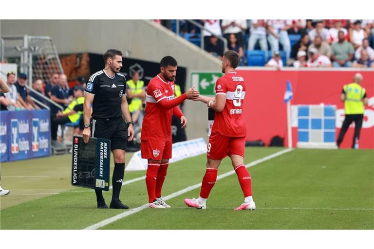 Wechselspiel zwischen zwei VfB-Stürmern: Ermedin Demirovic (rechts) geht in Sinsheim vom Platz und für ihn kommt Deniz Undav.