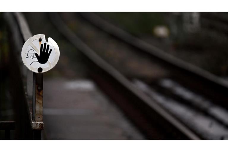 Ende von Bahnsperrung im Ruhrgebiet Wegen Bauarbeiten halten in Bochum seit Anfang September keine Regionalbahnen oder Fernzüge mehr - doch ein Ende der Sperrung ist absehbar (Foto Illustration).