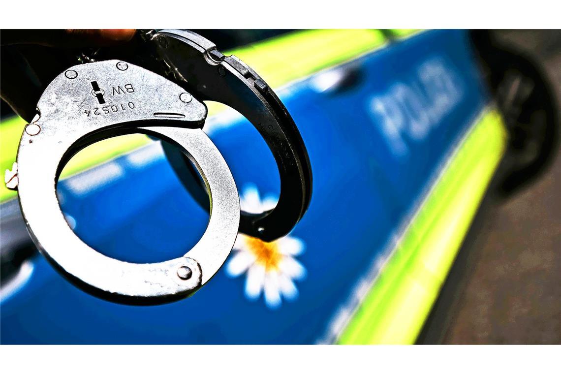 Wegen Betrugs mit Luxusuhren und Sporttickets in Millionenhöhe ist ein Mann in Bayern festgenommen worden. (Symbolbild)