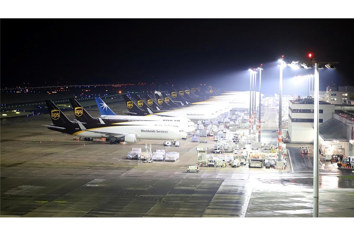 Wegen Blitzeis wurde der Flugbetrieb am Flughafen Köln/Bonn am Nachmittag für 45 Minuten unterbrochen.