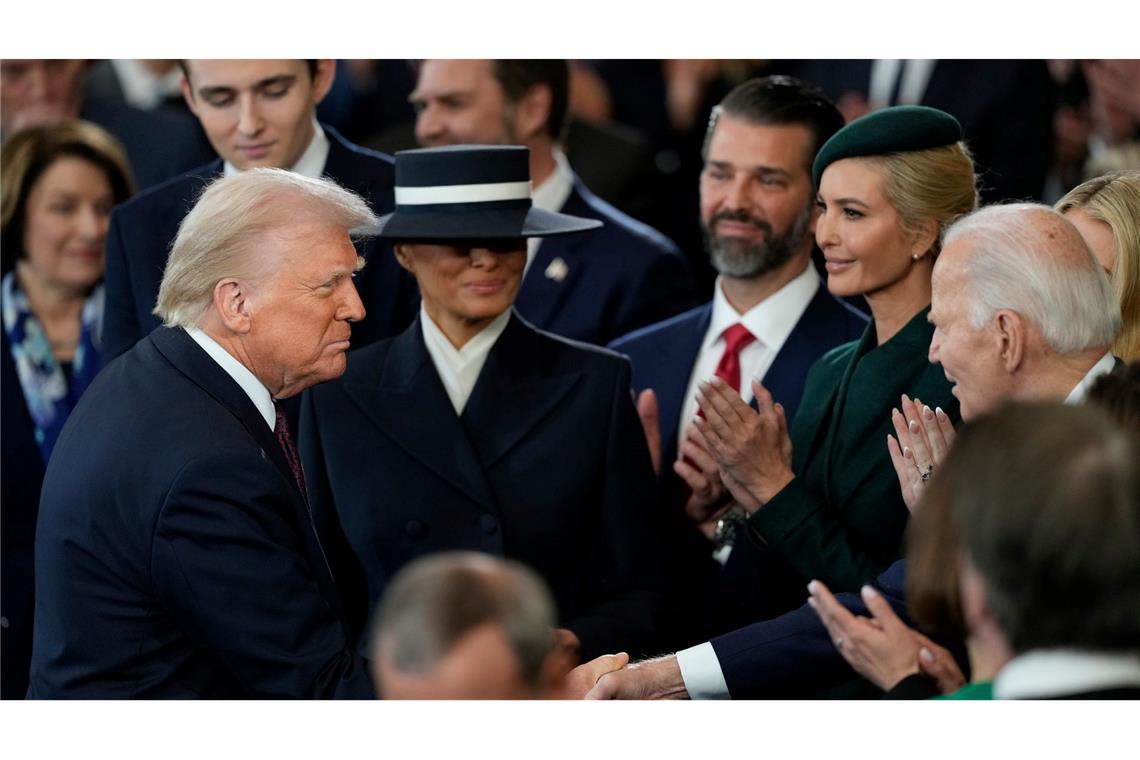 Trump verspricht goldenes Zeitalter für Amerika Wegen der klirrenden Kälte in der US-Hauptstadt war die Vereidigung ins Kapitol verlegt worden - eigentlich hätte sie draußen stattgefunden.