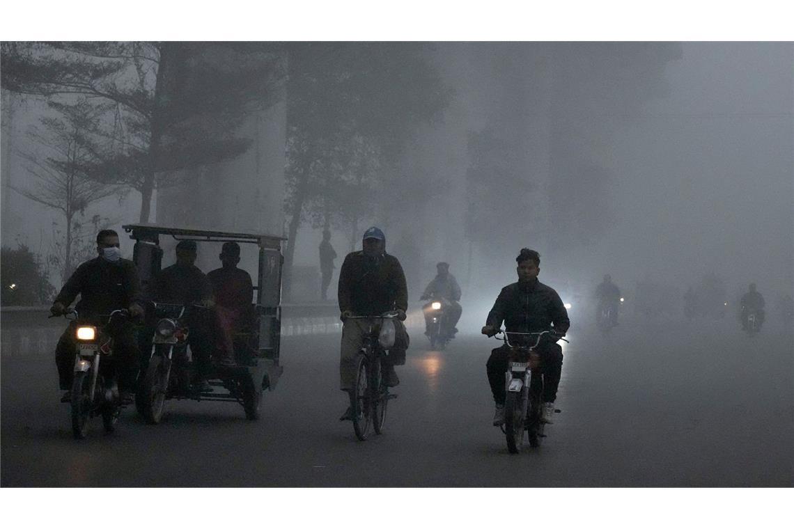 Wegen Smogs: Grundschüler in Neu-Delhi im Fernunterricht Wegen der Luftverschmutzung gelten auch in Pakistan nun drastische Beschränkungen.