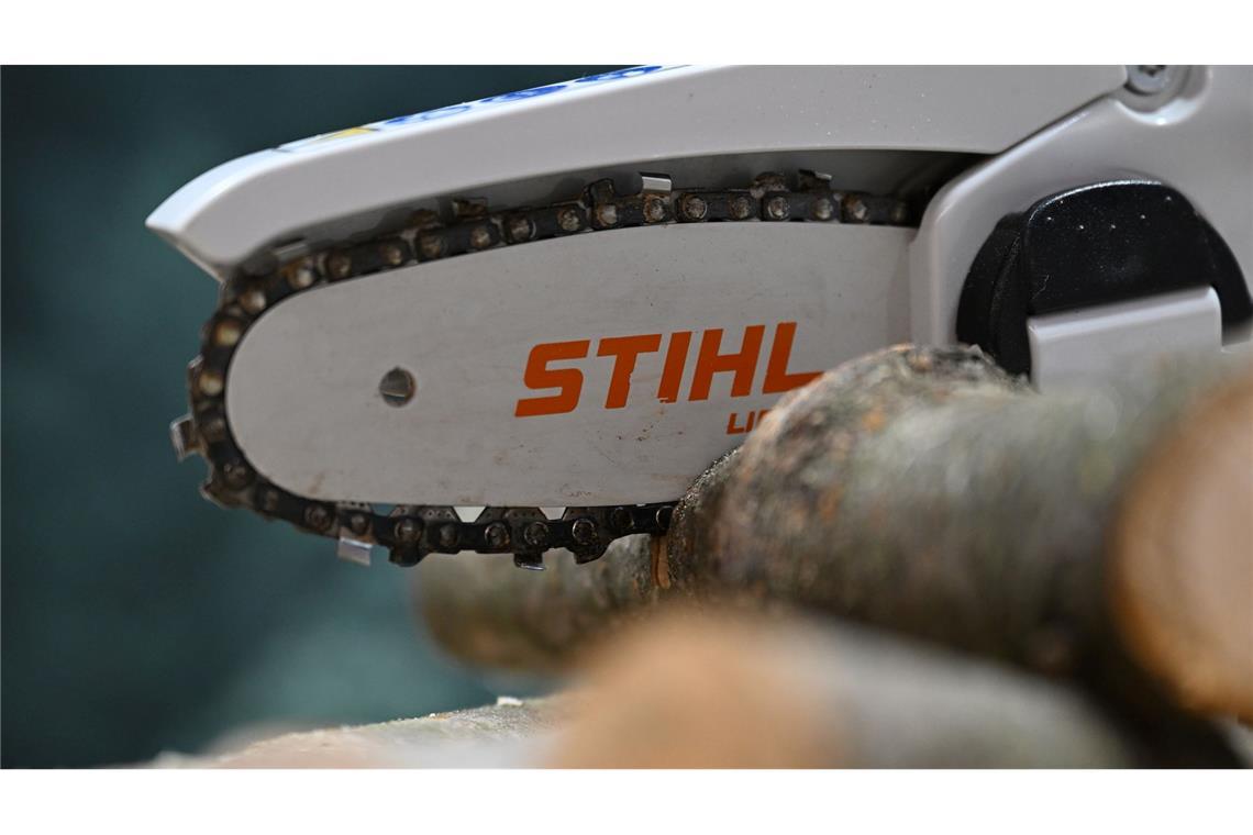 Wegen der schwierigen Marktlage sollen bei Stihl weltweit Hunderte Stellen wegfallen. (Archivbild)