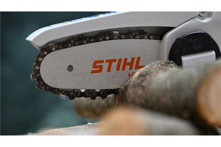 Wegen der schwierigen Marktlage sollen bei Stihl weltweit Hunderte Stellen wegfallen. (Archivbild)