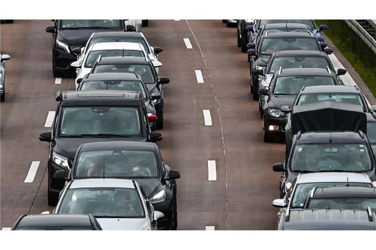Wegen der Suche nach einer Person hat die Polizei die A8 zeitweise gesperrt. Es kam zu einem langen Stau. (Symbolfoto)