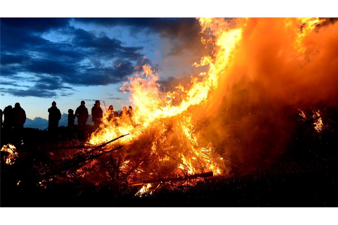 Wegen Trockenheit steht manches Osterfeuer auf der Kippe Wegen der Trockenheit steht noch nicht überall fest, ob Osterfeuer abgebrannt werden können. (Archivfoto)
