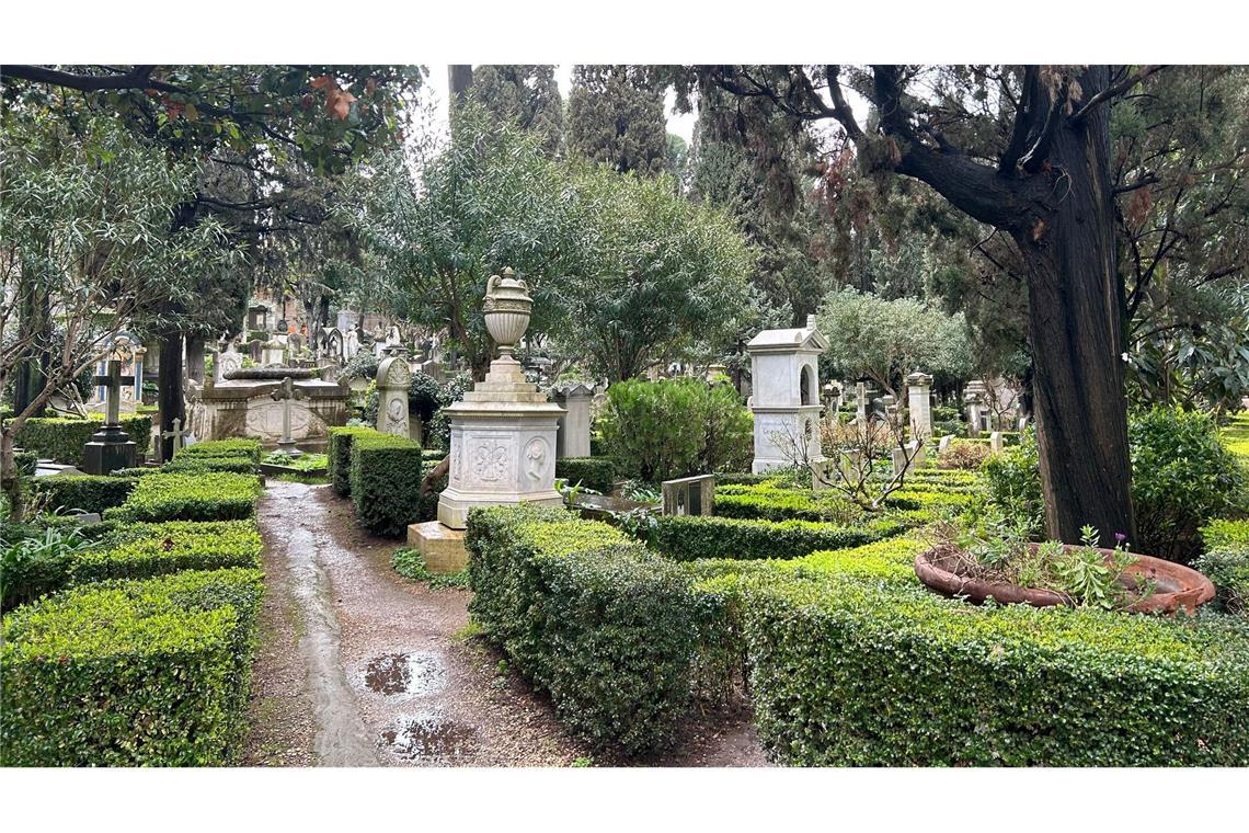 Italiener stiehlt mehr als 350 Frauenfotos von Friedhöfen Wegen des Diebstahls von mehr als 350 Bilder verstorbener Frauen auf Friedhöfen muss ein Italiener ins Gefängnis. (Foto: Archiv)