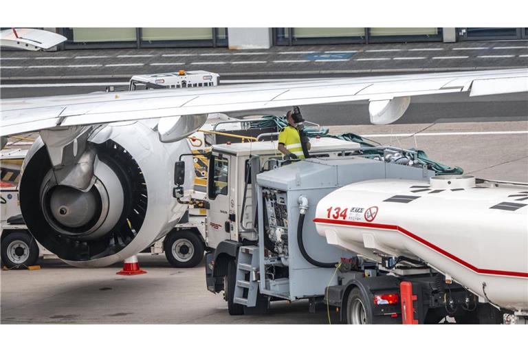 Wegen des gestörten Öl-Transports durch die Straße von Hormus verknappt und verteuert sich das verfügbare Kerosin.