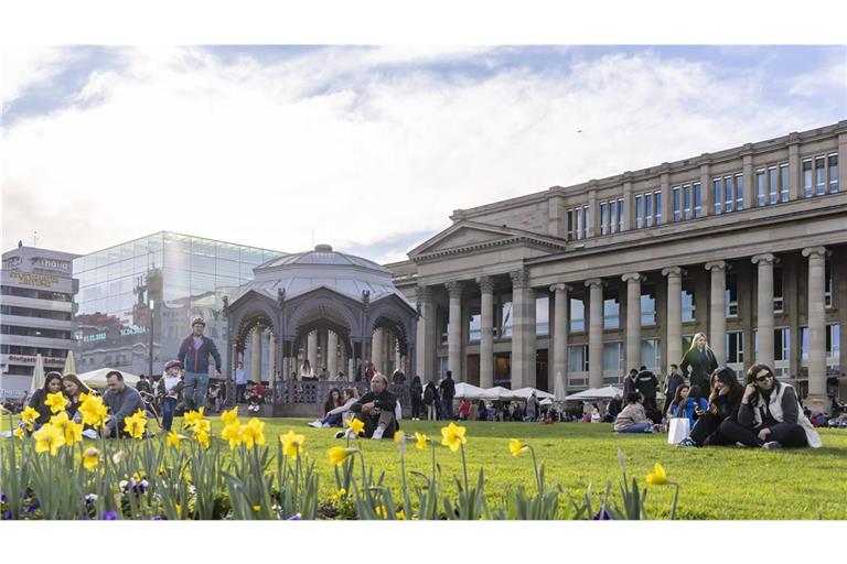 Wegen des guten Wetters werden viele Leute in der Stuttgarter Innenstadt erwartet (Archivbild).