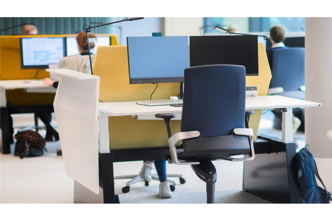 Wegen des Homeoffice-Trends bleiben in vielen Büros Schreibtische leer. (Archivbild)